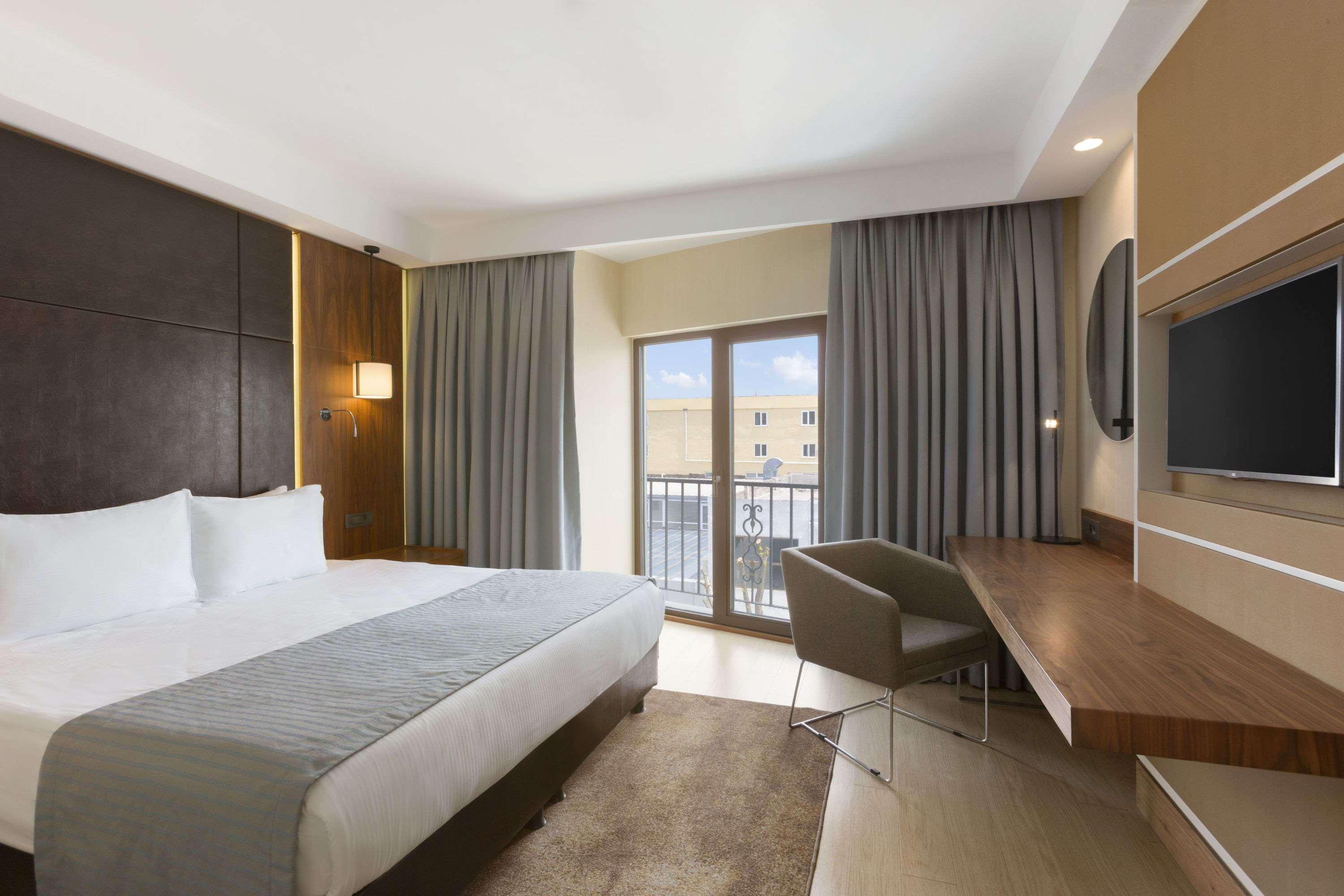 מלון Ramada By Wyndham Florya 4*