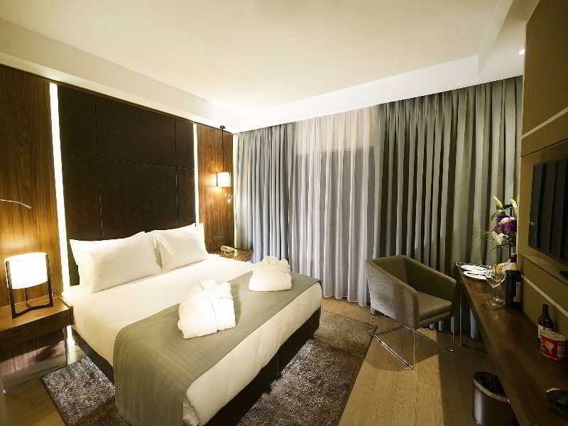 Ramada By Wyndham Florya מלון 4*