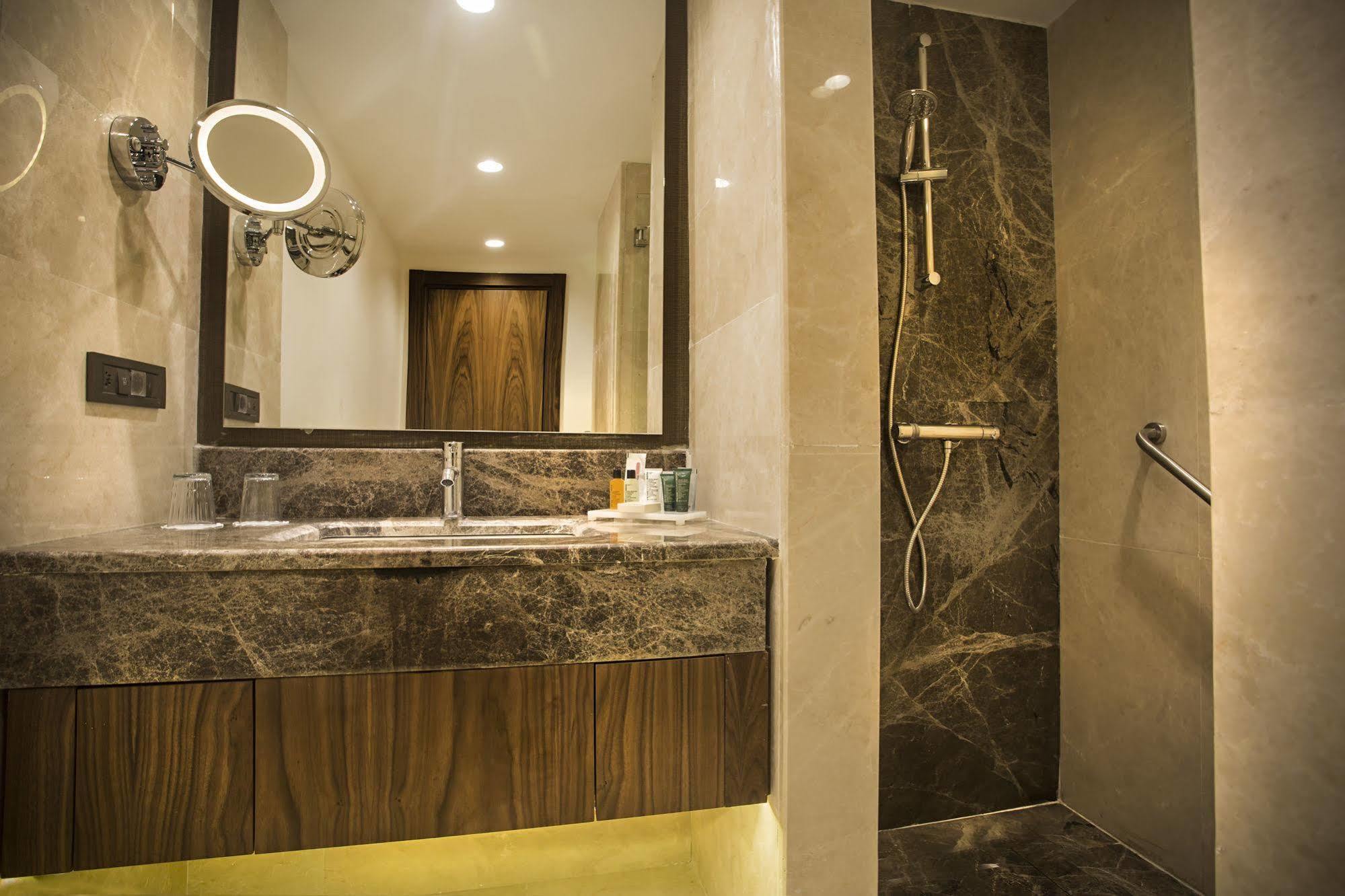 Ramada By Wyndham Florya מלון 4*